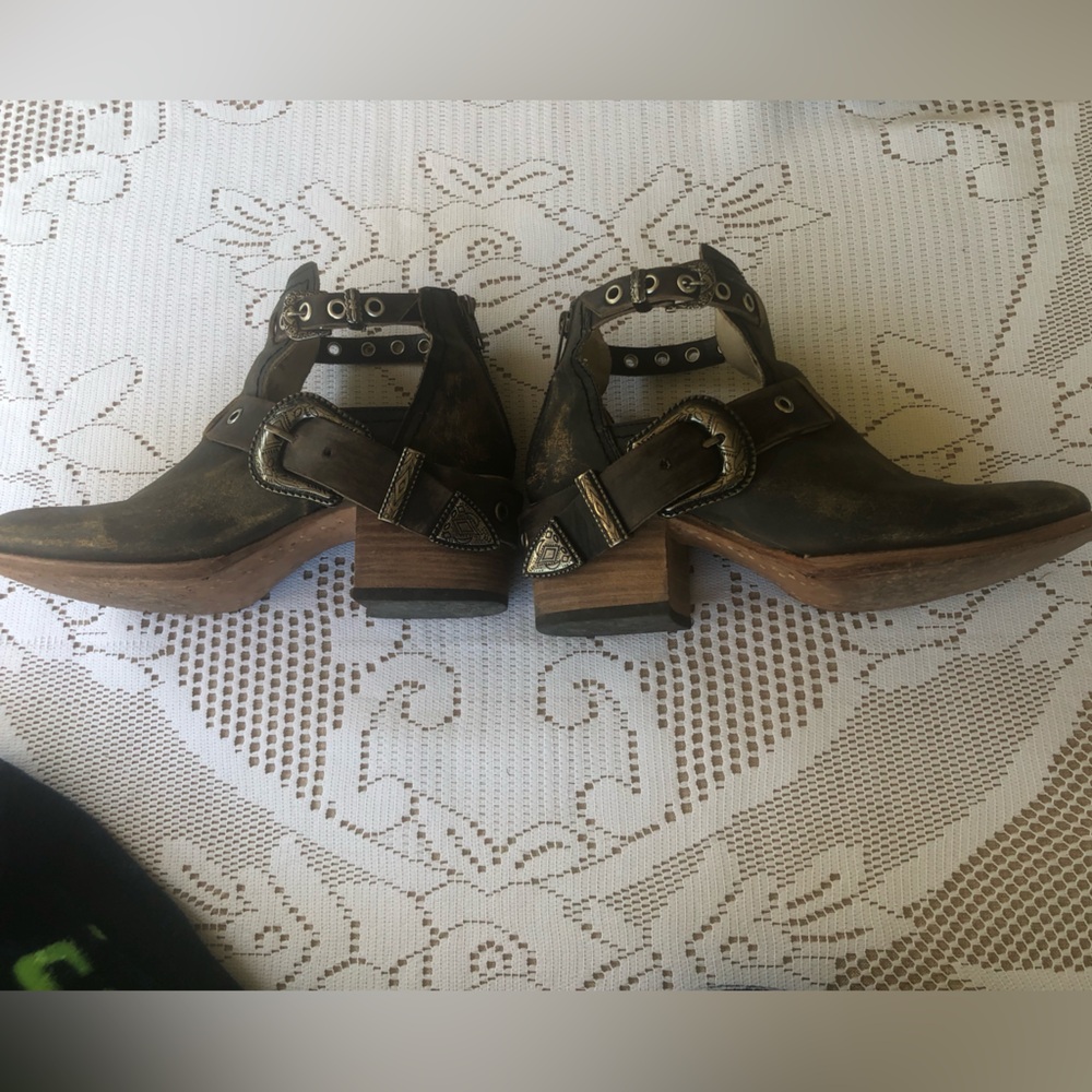 FREEBIRD l Carsen Distressed Brown/Black  Leather Ankle Bootie Sz 9 Boho Buckle - Picture 11 of 14